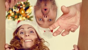 Paar packt Paket zu Weihnachten aus