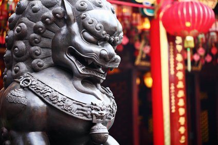 Huawai, Lion statue in front of chinese temple