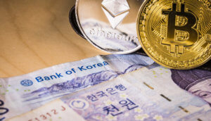 Südkoreanische Banknote neben Bitcoin und Ethereum.