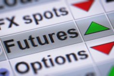 Finanzprodukte wie Futures und Optionen werden auf einem Bildschirm eingeblendet und mit Pfeilen nach oben oder unten versehen.