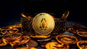 Man sieht eine Münze der Kryptowährung EOS in hellem Licht erstrahlen