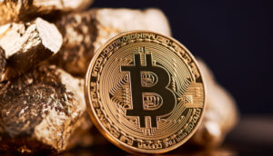 Bitcoin-Münze lehnt an Goldstücken.