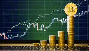 Bitcoins sind vor einer Chartanalyse gestapelt