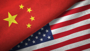 Eine Flagge von China liegt über einer Flagge der USA