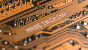 Made in China Schriftzug auf orangener Abbildung vom innenleben eines Computers, technologische Darstellung