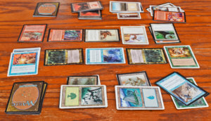 Zwei Magic-the-Gathering-Spieler im Eifer des Gefechts während einer Partie.