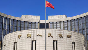 Gebäude der Zentralbank Chinas vor einem blauen Himmel