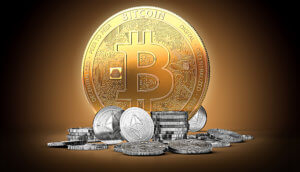 große goldene bitcoin münze, die hinter einem haufen kleiner silberner altcoins steht