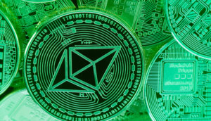 ethereum münze vor grünem hintergrund mit mehreren ether münzen
