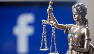 Libra: eine silberne Justitia mit verbundenen Augen steht vor einem blauen hintergrund mit dem weißen Buchstaben F, dem Facebook Symbol