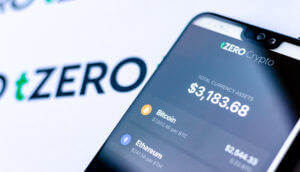 tZERO App auf einem Handy mit Bitcoin und Ethereum Kurs