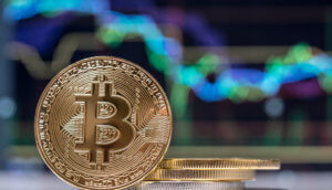 bitcoin-münze-steht-vor-einer-chart