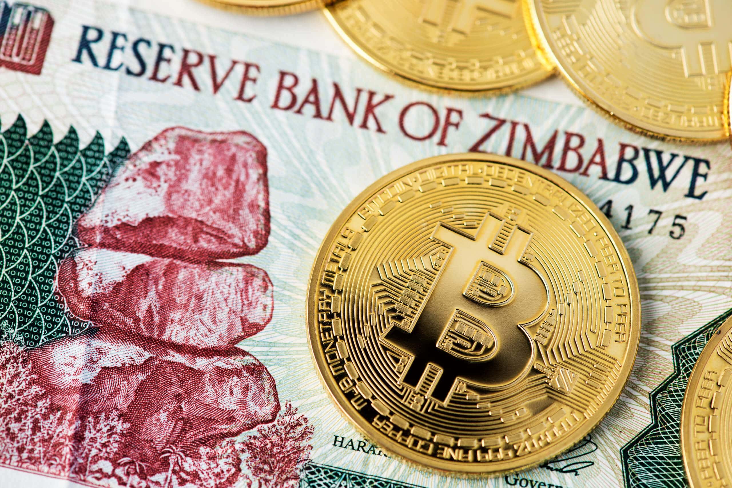 Bitcoin liegt auf Zimbabwe Banknote