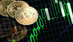 bitcoin-münzen-liegen-auf-einer-chart-mit-grünen-kerzen