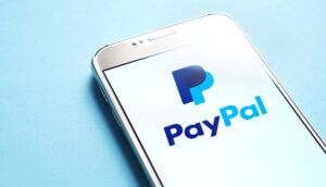 paypal symbol auf einem smartphone