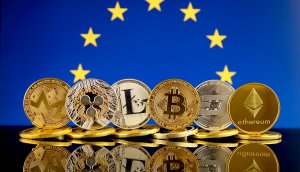 Diverse Kryptowährungen, darunter Bitcoin und Ethereum, vor der Eruopaflagge
