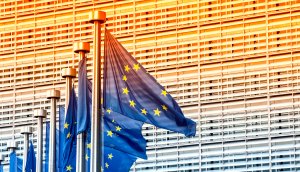 flaggen-vor-dem-gebäude-eu-kommission