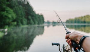 ein angler, der gerade angelt