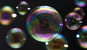 bunte seifenblasen auf schwarzem hintergrund