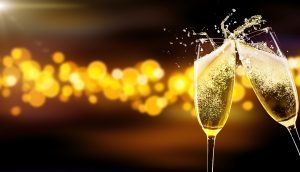 zwei gläser champagner die auf unscharem hintergrund anstoßen