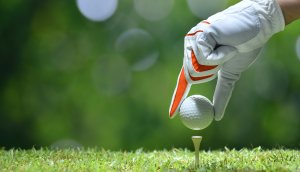 hand-platziert-einen-golfball