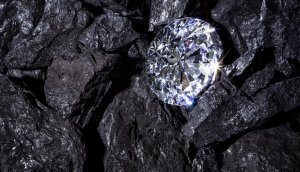 Ein einziger Einzelhändler Diamond in einigen Stücken Kohle.