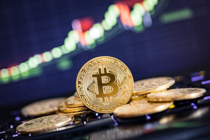bitcoin-münze-vor-einer-chart