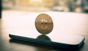 Bitcoin-Münze auf Smartphone