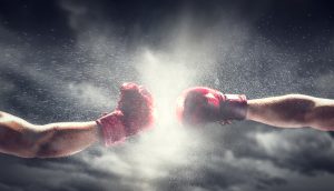 Zwei Boxhandschuhe Stempeln. Licht am bewölkten Himmel. Kiste, Macht, Kampfsymbole.