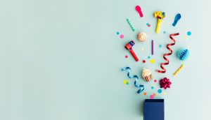 Eine Bitcoin-Geburtstagsfeier illustriert durch Partygadgets.