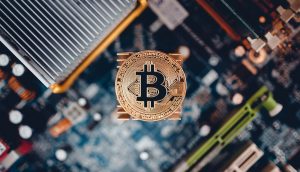 Eine Bitcoin-Münze auf einer Platine