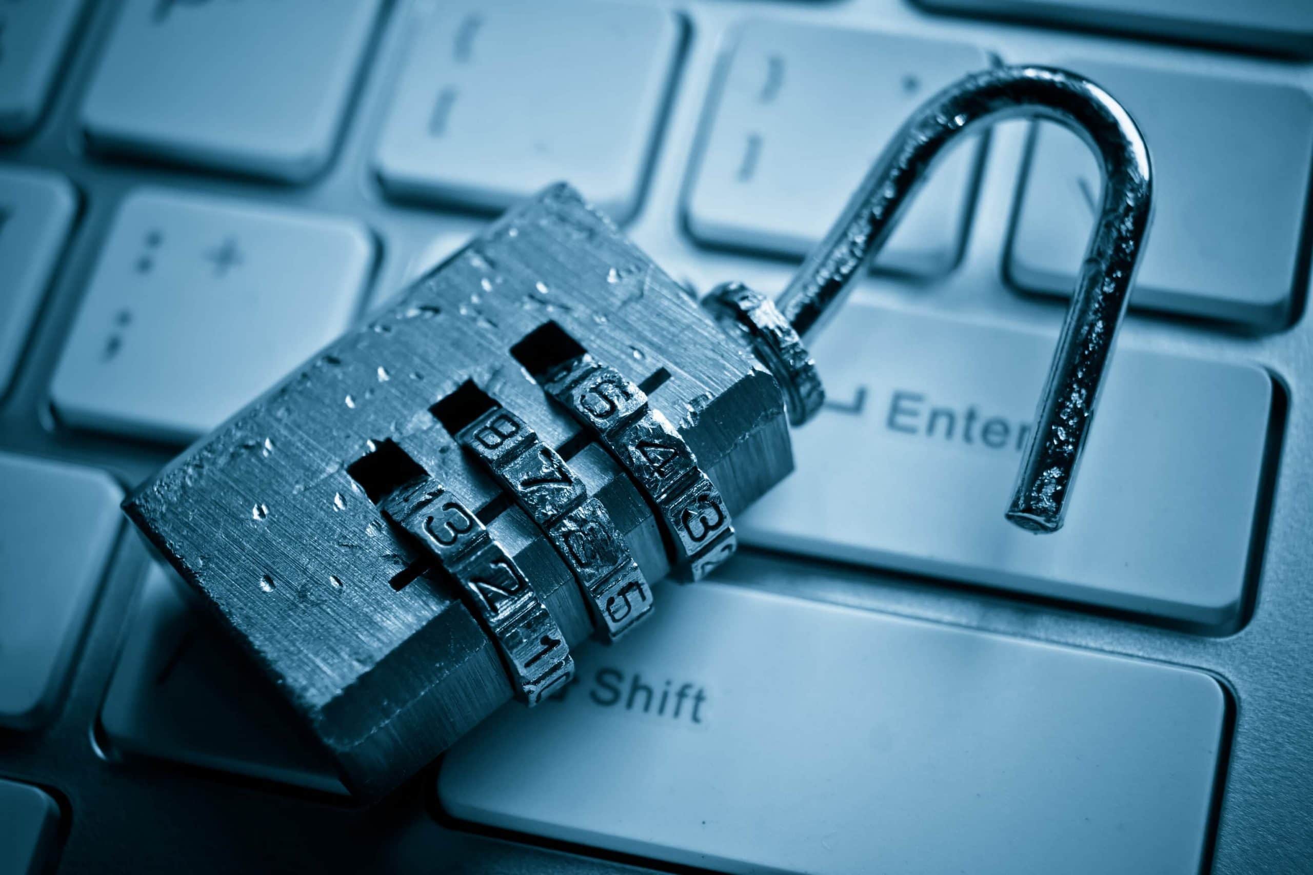 Zerstörtes Vorhängeschloss auf Tastatur
