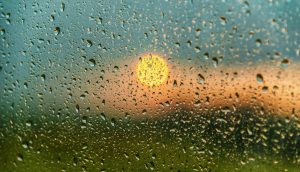 Sonne hinter verregneter Glasscheibe