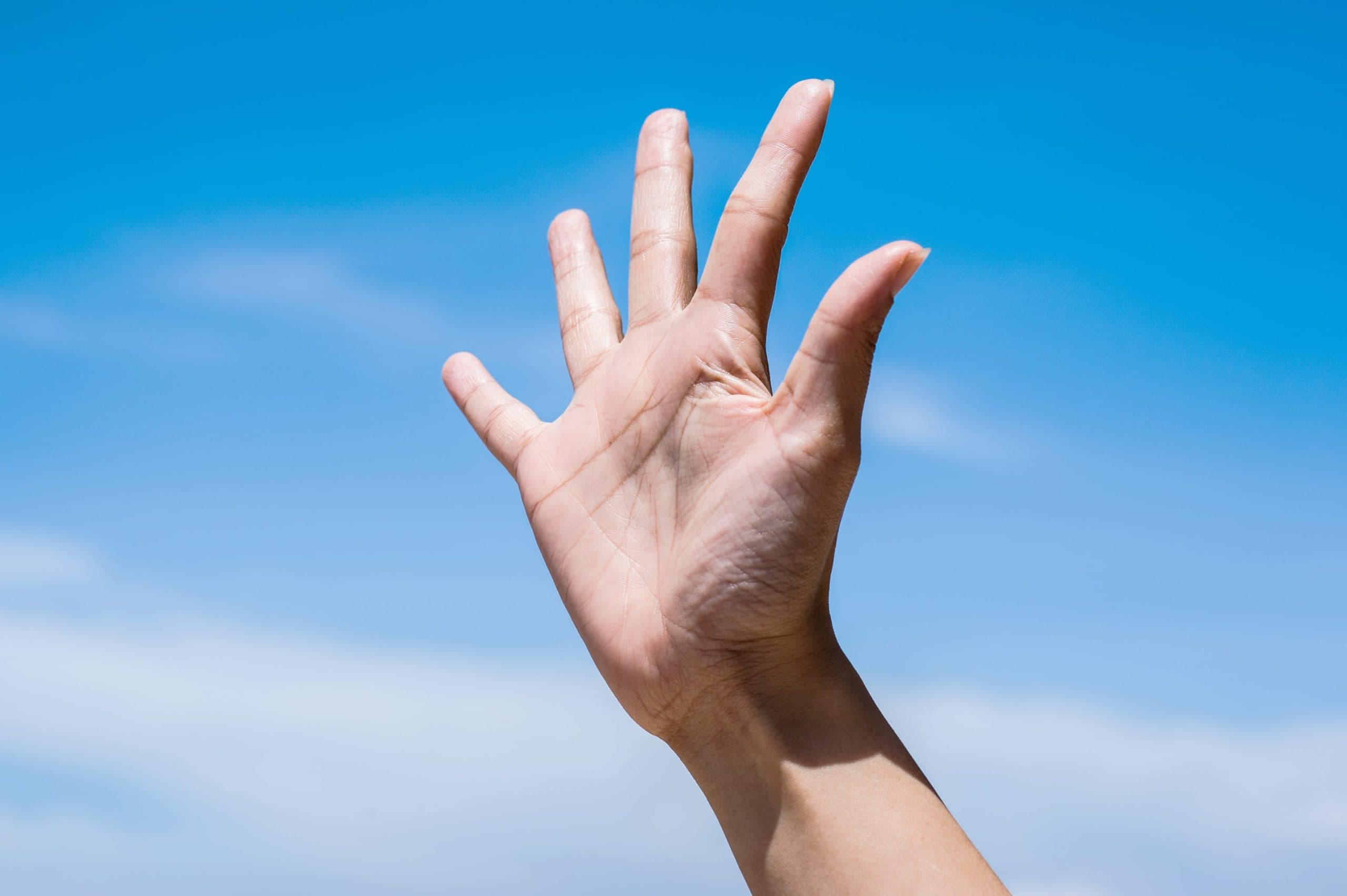 Hand zeigt fünf Finger