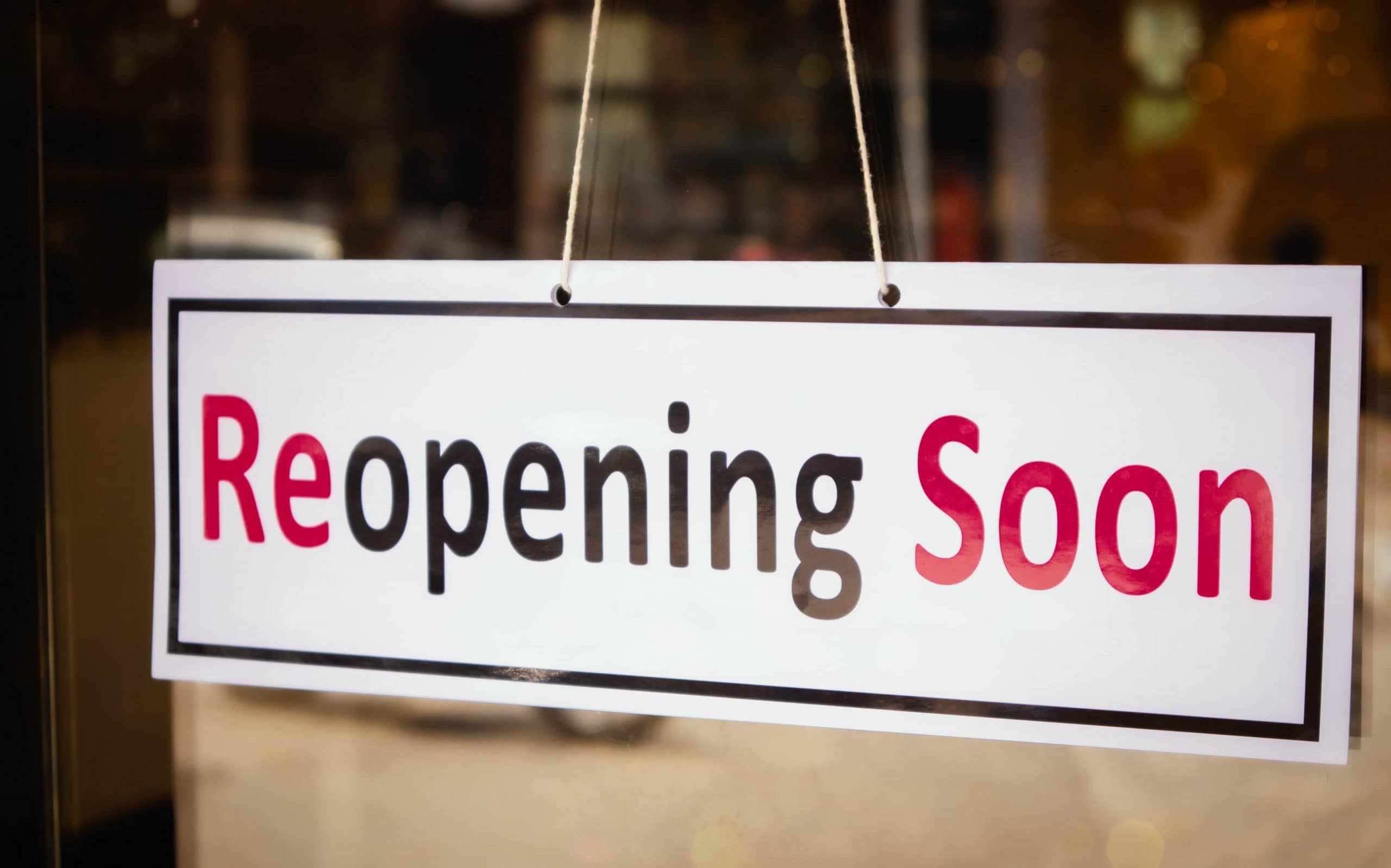 Schild mit der Aufschrift „Reopening Soon“