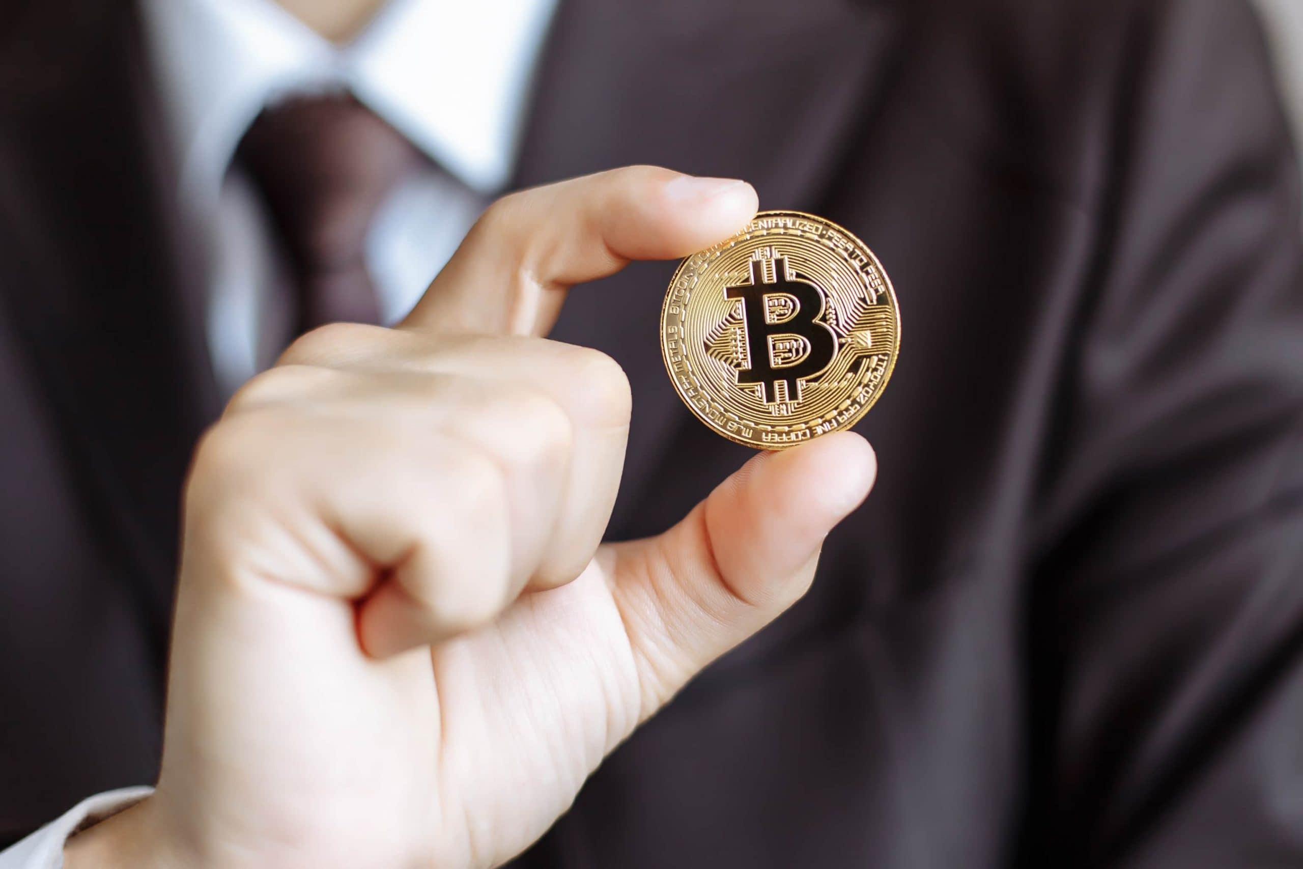 Investor hält Bitcoin-Münze