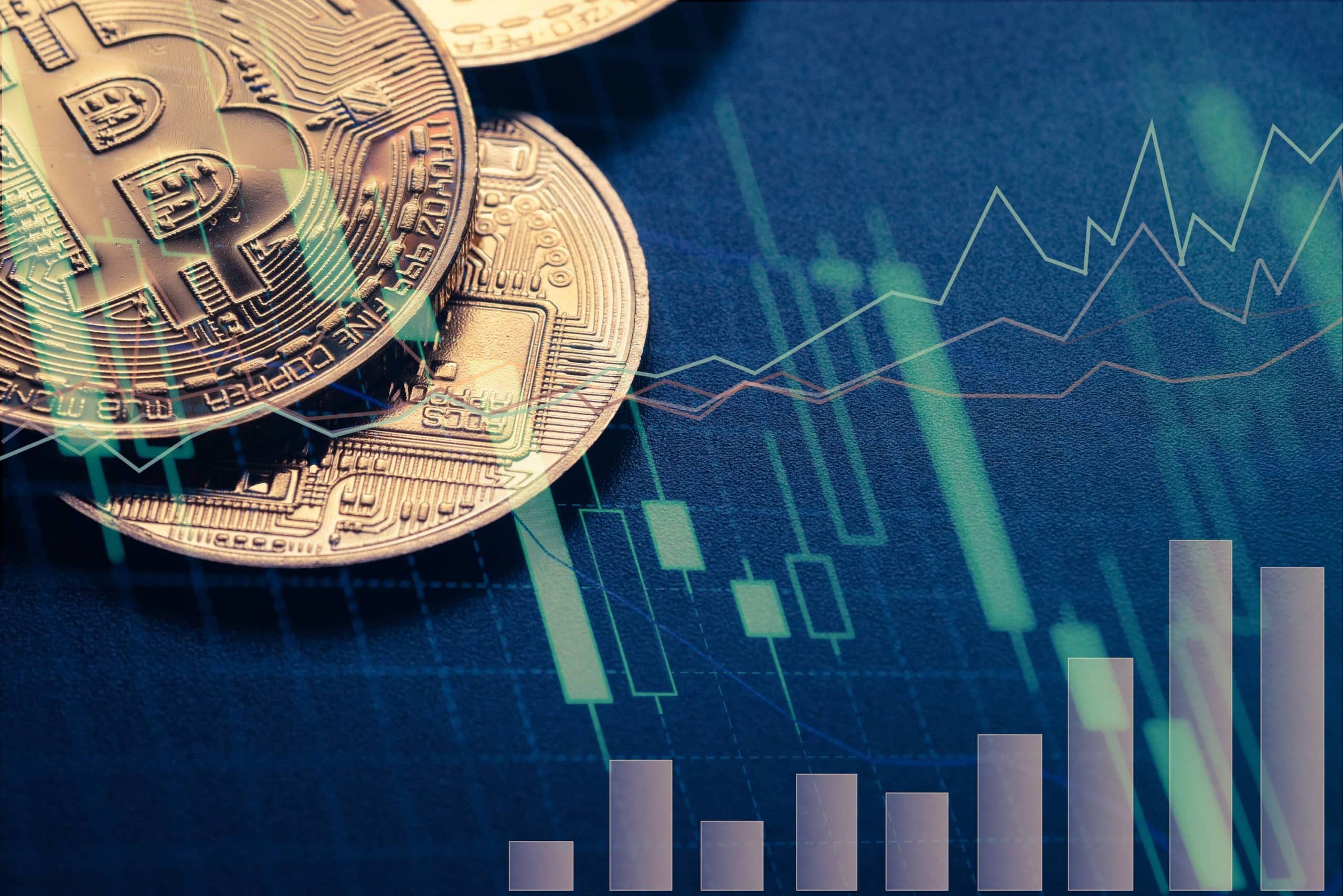 Bitcoinmünzen liegen über einem Aktienkurs.