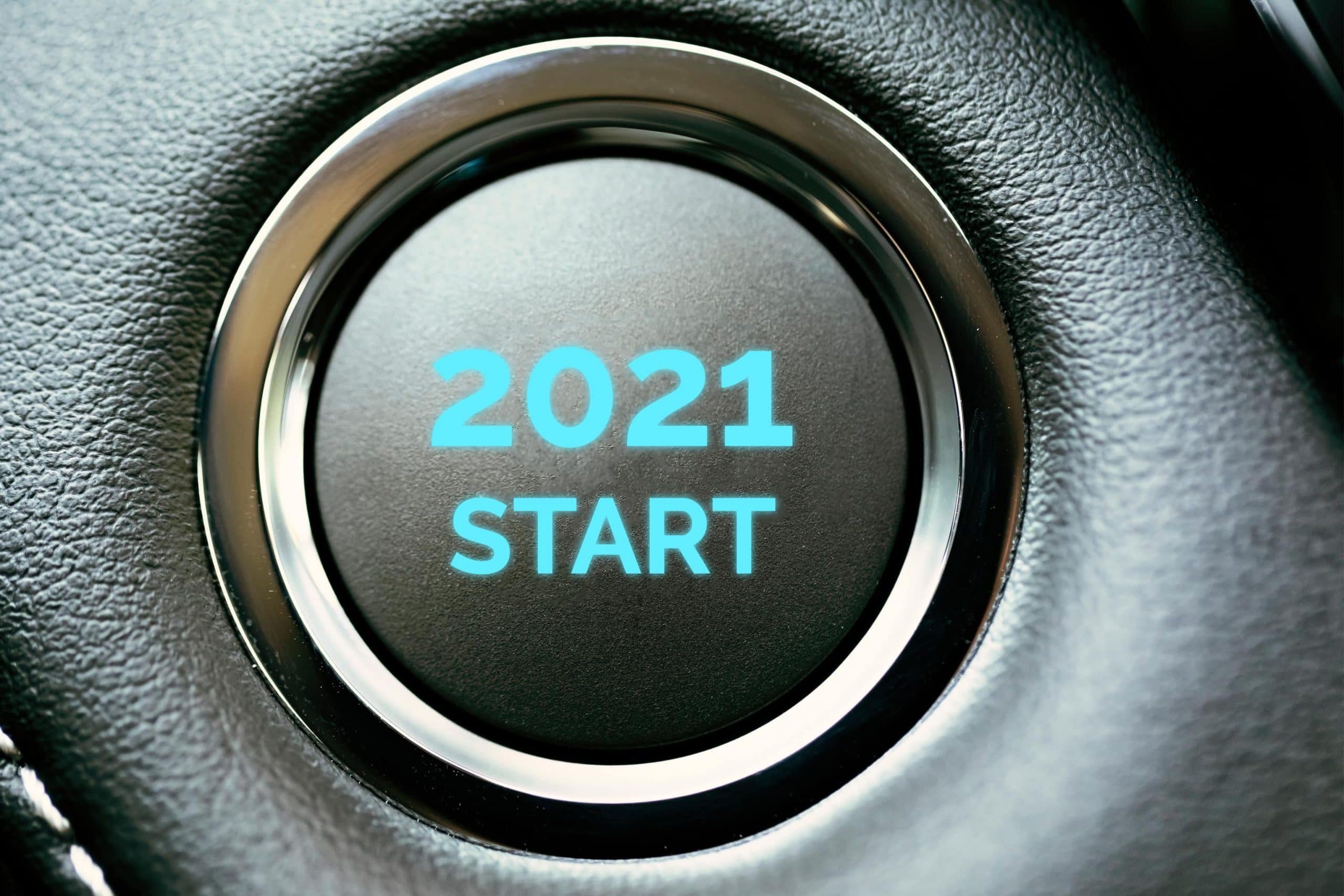 Der Start-Knopf eines Autos, darauf die Aufschrift: 2021 Start