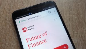 Smartphone mit Bitcoin Suisse Logo