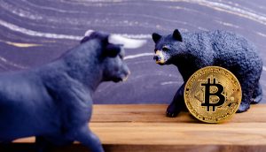 Bitcoin-Münze zwischen Bär- und Bullen-Figur