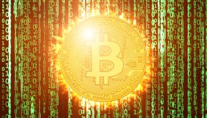Bitcoin Münze mit grünem Code im Hintergrund