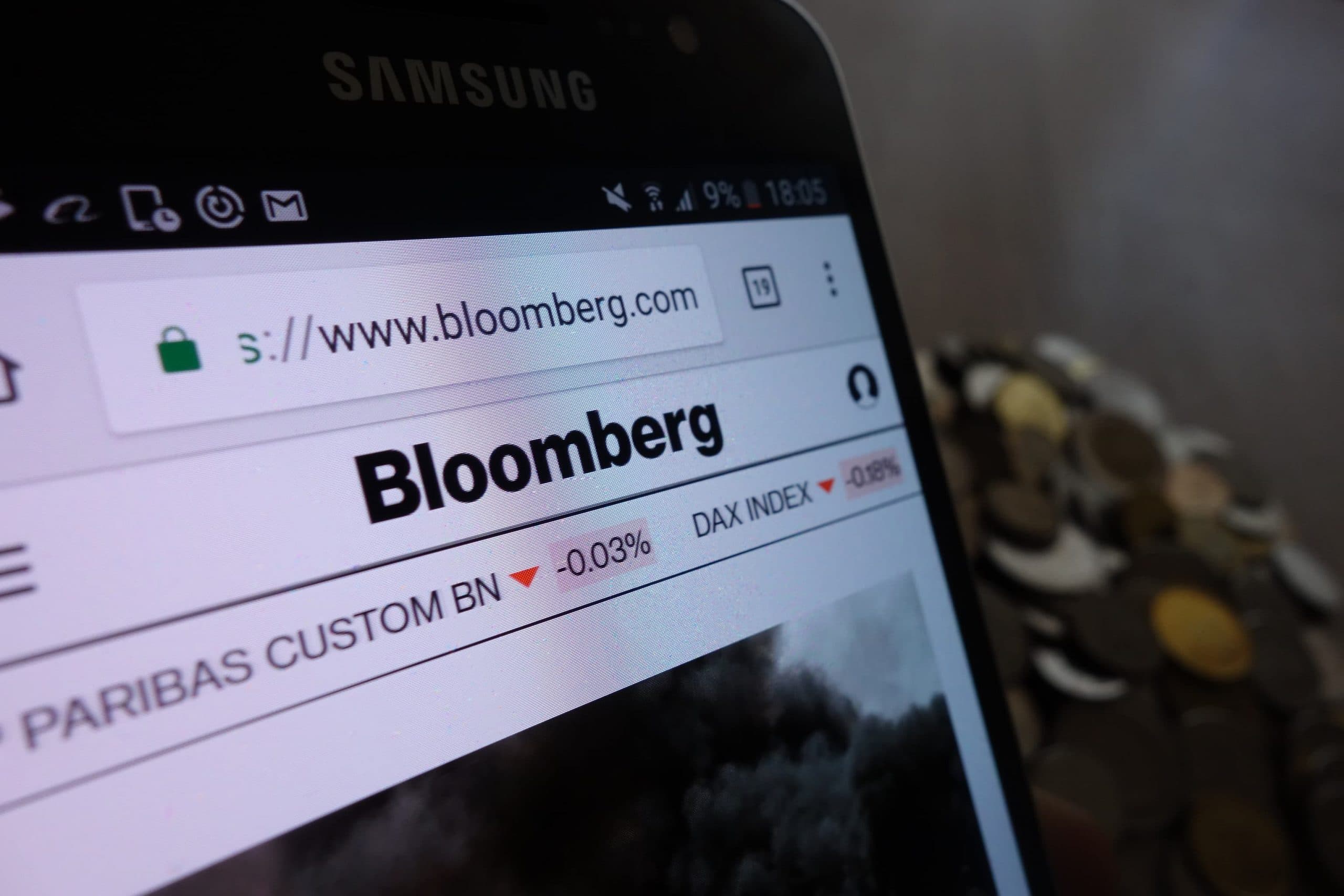 Auf einem Bildschirm ist die Homepage von Bloomberg zu sehen.