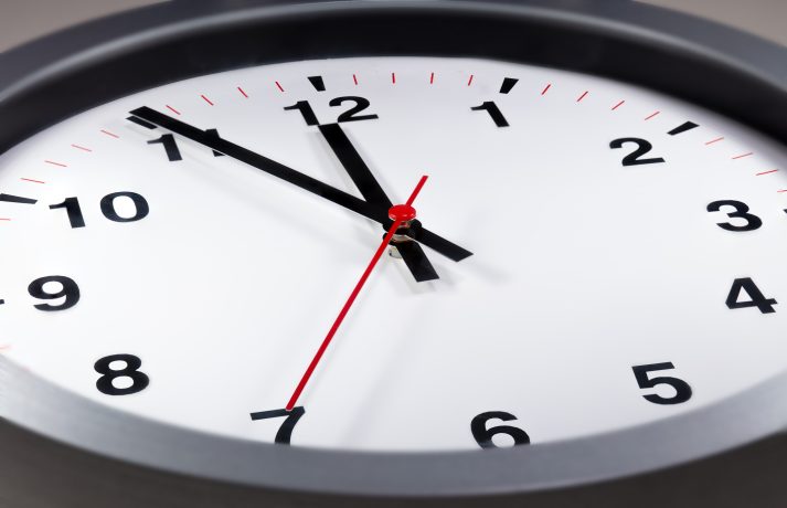 Eine Uhr die fünf vor zwölf anzeigt. Symbolbild XEM-Update