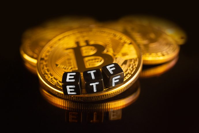 Bitcoin ETF wird durch Bitcoin Münze und Würfel dargestellt.