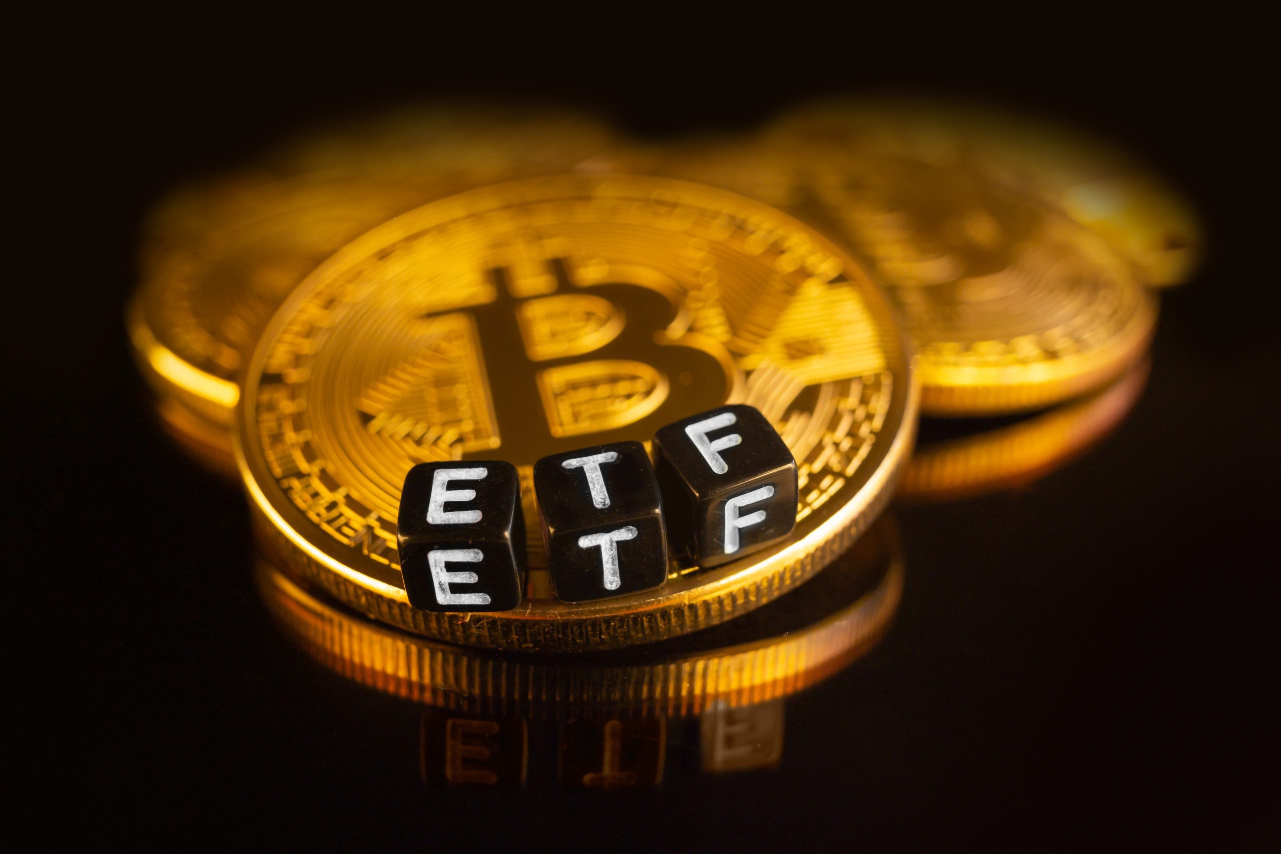 Bitcoin ETF wird durch Bitcoin Münze und Würfel dargestellt.