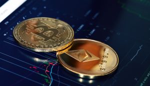 Bitcoin- und Ethereum-Münze liegen auf einem Chart