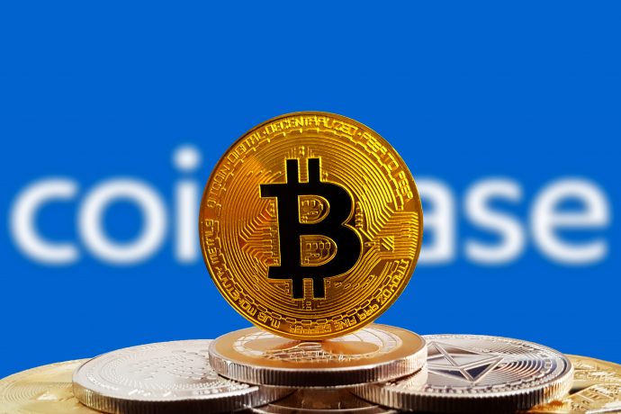 Bitcoin-Münze vor Coinbase-Logo