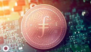 Filecoin-Münze liegt auf einem Computerchip
