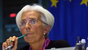 Christine Lagarde knabbert an einem Bleistift