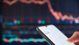 Smartphone vor einem Chart